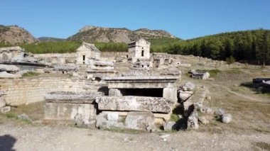 Denizli, Türkiye - Ekim 2019: Pamukkale 'deki antik Hierapolis kalıntıları
