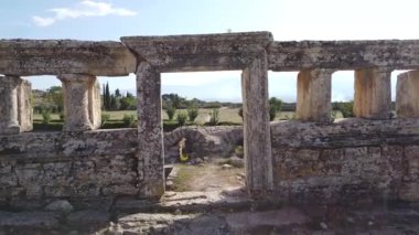 Denizli, Türkiye - Ekim 2019: Pamukkale 'deki antik Hierapolis kalıntıları