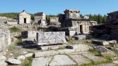Denizli, Türkiye - Ekim 2019: Pamukkale 'deki antik Hierapolis kalıntıları
