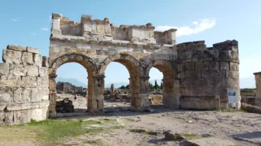 Denizli, Türkiye - Ekim 2019: Pamukkale 'deki antik Hierapolis kalıntıları