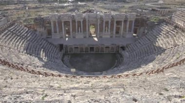 Denizli, Türkiye - Ekim 2019: Pamukkale 'deki antik Hierapolis kentinin amfitiyatro kalıntıları