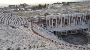Denizli, Türkiye - Ekim 2019: Pamukkale 'deki antik Hierapolis kentinin amfitiyatro kalıntıları