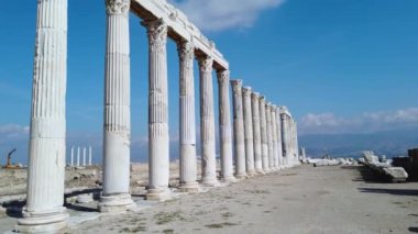 Denizli, Türkiye - Ekim 2019: Pamukkale, Denizli, Türkiye 'deki antik Laodikeia kentinin kalıntıları