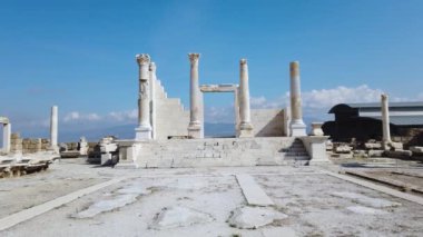 Denizli, Türkiye - Ekim 2019: Pamukkale, Denizli, Türkiye 'deki antik Laodikeia kentinin kalıntıları