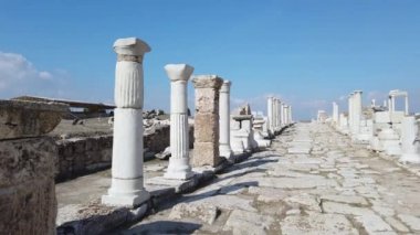 Denizli, Türkiye - Ekim 2019: Pamukkale, Denizli, Türkiye 'deki antik Laodikeia kentinin kalıntıları
