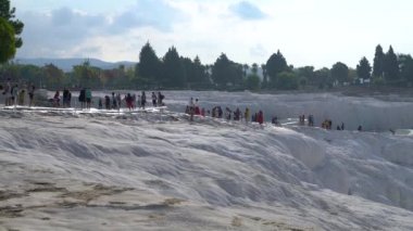 Pamukkale, Türkiye - Ekim 2019: Pamukkale travertininde sıcak termik su havuzlarının keyfini çıkaran turistler