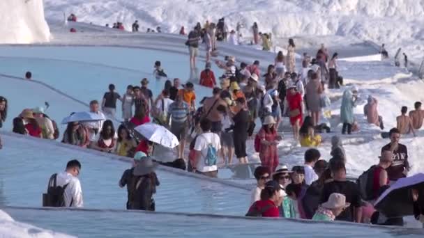 Памуккале Турция Октябрь 2019 Туристы Наслаждаются Бассейнами Горячей Термальной Водой — стоковое видео