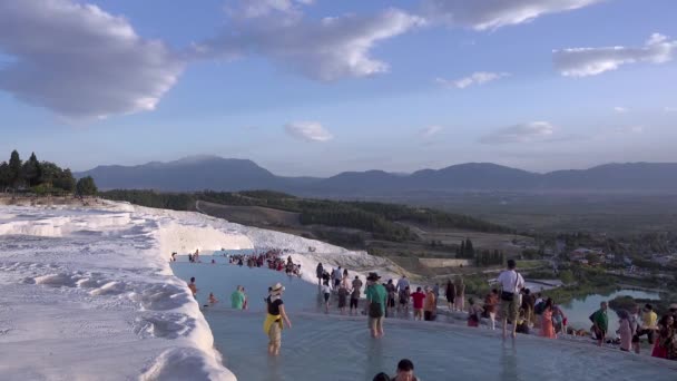 土耳其帕穆克卡莱 2019年10月 游客在帕穆克卡莱梯田享用热水池 — 图库视频影像
