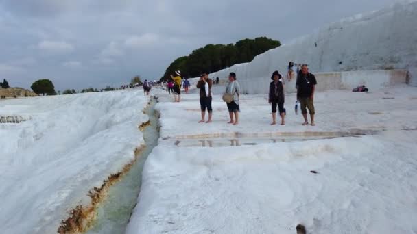 Pamukkale Tyrkia Oktober 2019 Turister Pamukkale Travertin – stockvideo