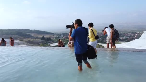 Pamukkale Turquia Outubro 2019 Turistas Que Apreciam Piscinas Água Termal — Vídeo de Stock