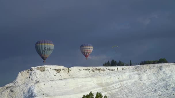 Denizli Turquie Octobre 2019 Montgolfières Survolant Travertin Pamukkale — Video