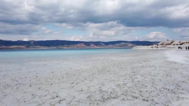 Lago Salda Burdur Turquía Octubre 2019 Turistas Caminando Playa Del — Vídeo de stock