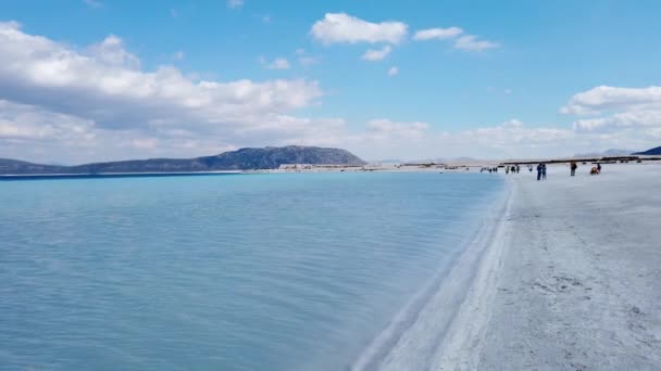 サルダ湖 ブルドゥール トルコ 10月2019 観光客がサルダ湖のビーチを歩いています サルダ湖はトルコのモルディブとして有名になった — ストック動画