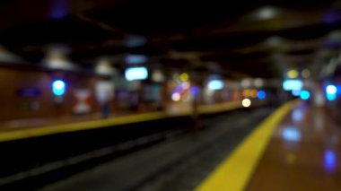 Metro istasyonundan kalkan metro treni. Video kasıtlı ve orijinal olarak odak dışında çekildi