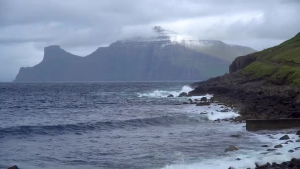 Paysage Spectaculaire Sur Les Îles Féroé Avec Des Vagues Frappant — Video