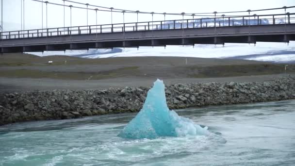 Gran Bloque Hielo Que Derrite Flotando Hacia Océano Laguna Glaciar — Vídeos de Stock