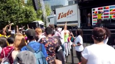 Johannesburg, Güney Afrika - Ekim 2019: Güney Afrikalı gençler Güney Afrika Johannesburg Gay Onur Yürüyüşü 'nde dans ediyorlar