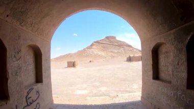 Yazd, İran - Mayıs 2019: Yazd kentindeki Zorhmeh Sessizlik Kulelerinin yanındaki ritüel binaların yıkıntıları
