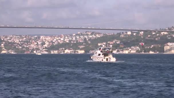 土耳其伊斯坦布尔 2018年10月 私人游艇在博斯普鲁斯海峡航行 将在7月15日的烈士桥下通过 — 图库视频影像