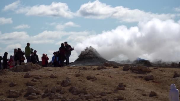 Hverir アイスランド 2019年5月 Hverir Myvatn地熱発電所と泥プールを探索する観光客と一緒にMyvatn湖 Hverir地熱発電所 アイスランド — ストック動画