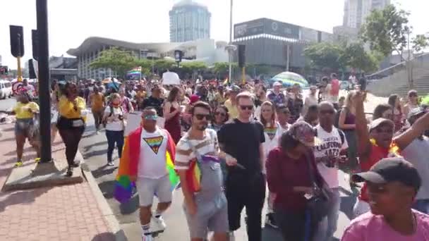 ヨハネスブルグ 南アフリカ 10月2019 南アフリカの人々が行進し ゲイの誇りで楽しんでいる3月 — ストック動画