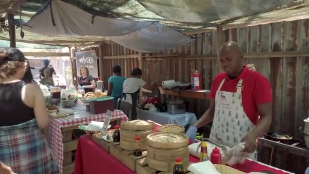 Johannesburgo Sudáfrica Octubre 2019 Hombre Sudafricano Cocinando Vendiendo Cocina Local — Vídeos de Stock