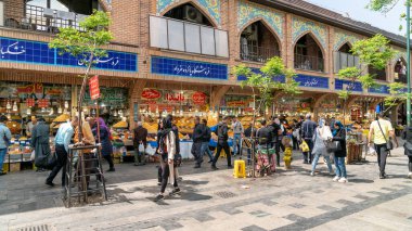 Tahran, İran - Mayıs 2019: Dükkanlar ve yerel halkın alışveriş yaptığı Tahran şehir merkezi
