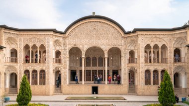 Kashan, İran - Mayıs 2019: İran 'ın Kashan kentinde Tabatabaei' yi ziyaret eden turistler