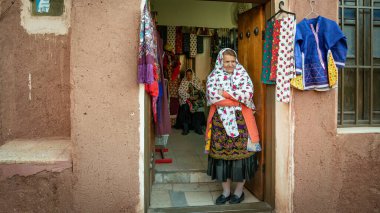 Abyaneh, İran - Mayıs 2019: Abyahen, İran 'da geleneksel Abyaneh Pers elbisesi giyen kadın