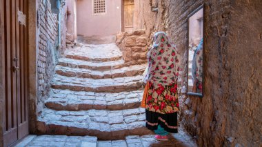 Abyaneh, İran - Mayıs 2019: Geleneksel Abyaneh Pers kıyafetli tanımlanamayan İranlı kadın