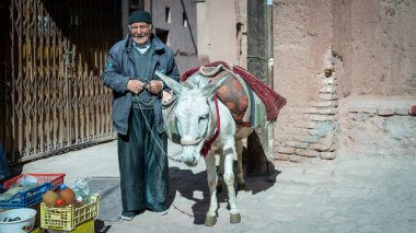 Abyaneh, İran - Mayıs 2019: Yaşlı adam ve eşeği geleneksel Abyaneh köyünde