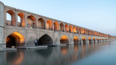 İsfahan, İran - Mayıs 2019: Siosepol 'deki İranlılar veya İsfahan' ın en eski köprülerinden biri olan 33 kemerli köprü