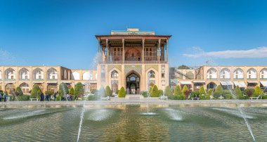 İsfahan, İran - Mayıs 2019: İsfahan Naqsh-e Cihan Meydanı 'ndaki Aali Qapu Sarayı