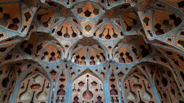 İsfahan, İran - Mayıs 2019: Ali Qapu Sarayı 'nda müzik aletleri oymalı müzik odası