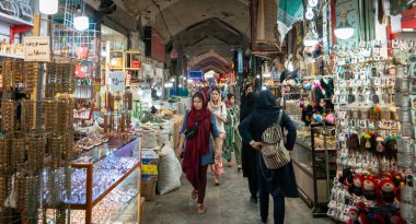 İsfahan, İran - Mayıs 2019: Bazar Bozorg olarak da bilinen İsfahan Büyük Pazarı, turistler ve yerel halkın alışveriş yaptığı tarihi pazar