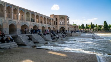 İsfahan, İran - Mayıs 2019: Zayandeh nehri üzerindeki Khaju Köprüsü 'nde turistler ve yerel halk oturuyor ve dolaşıyorlar