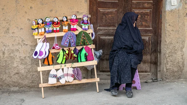 Masuleh Iran Mai 2019 Iransk Kvinne Selger Håndlagde Dukker Turister – stockfoto