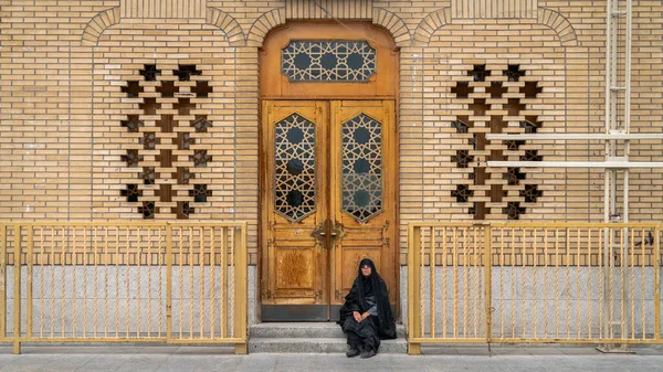 Кум Иран Май 2019 Года Иранская Женщина Сидит Двери Священном — стоковое фото