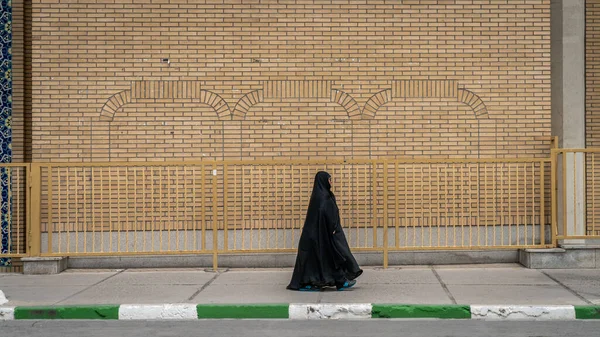 Qom Iran Mei 2019 Wanita Iran Tak Dikenal Berjalan Sebuah — Stok Foto