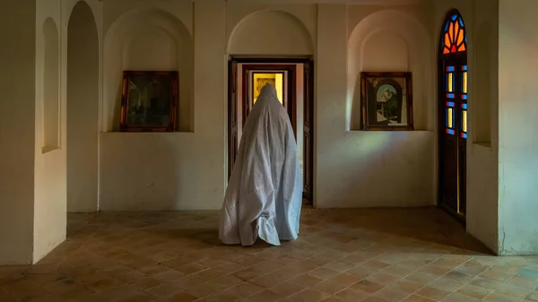 Kashan イラン 2019年5月 Tabatabaei Natanzi Khanh歴史的家屋の中を歩くチャドヒジャーブ州の未確認イラン人女性 — ストック写真