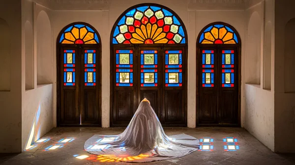 Кашан Іран Травень 2019 Іранська Жінка Хадорі Хіджаб Молиться Табатабеї — стокове фото