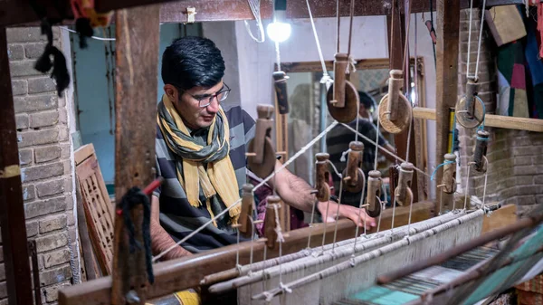 Kashan Irán 2019 Május Iráni Férfi Gyapjúszőnyeget Készít Szőnyegműhelyben Pamutzsinórra — Stock Fotó