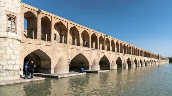 Isfahan Irão Maio 2019 Povo Iraniano Siosepol Ponte Arcos Uma — Fotografia de Stock