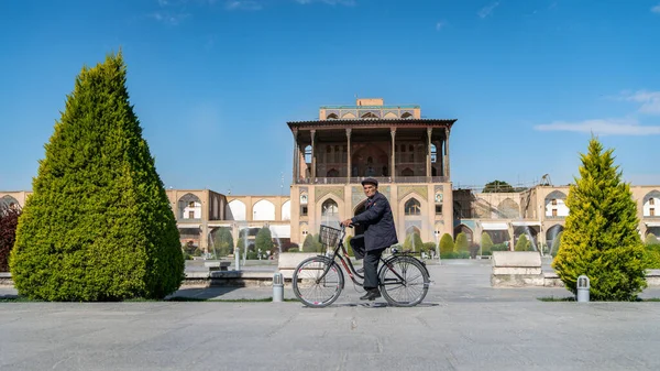 Isfahan Irão Maio 2019 Homem Andar Bicicleta Frente Palácio Aali — Fotografia de Stock