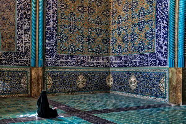 Исфахан Иран Май 2019 Года Неопознанная Иранская Женщина Чадре Молится — стоковое фото