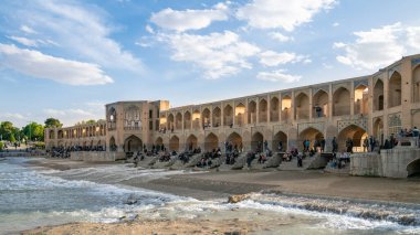 İsfahan, İran - Mayıs 2019: İran halkı Zayandeh Nehri üzerindeki Khaju köprüsünde zaman geçiriyorlar, İsfahan, İran