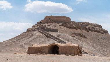 Yazd, İran - Mayıs 2019: Dakhmeh Yazd kentindeki Zoroastrian Harabeleri