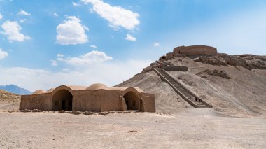 Yazd, İran - Mayıs 2019: Dakhmeh Yazd kentindeki Zoroastrian Harabeleri