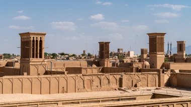 Yazd, İran - Mayıs 2019: Yazd, İran 'da Yazd, İran' da eski tuğla binalar ve badgirs kuleleri ile yazd şehir manzarası.