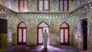 Şiraz, İran - Mayıs 2019: Şah e Çeragh Tapınağı 'nın içindeki kimliği belirsiz kadın ve anıt mezar, ayna camii